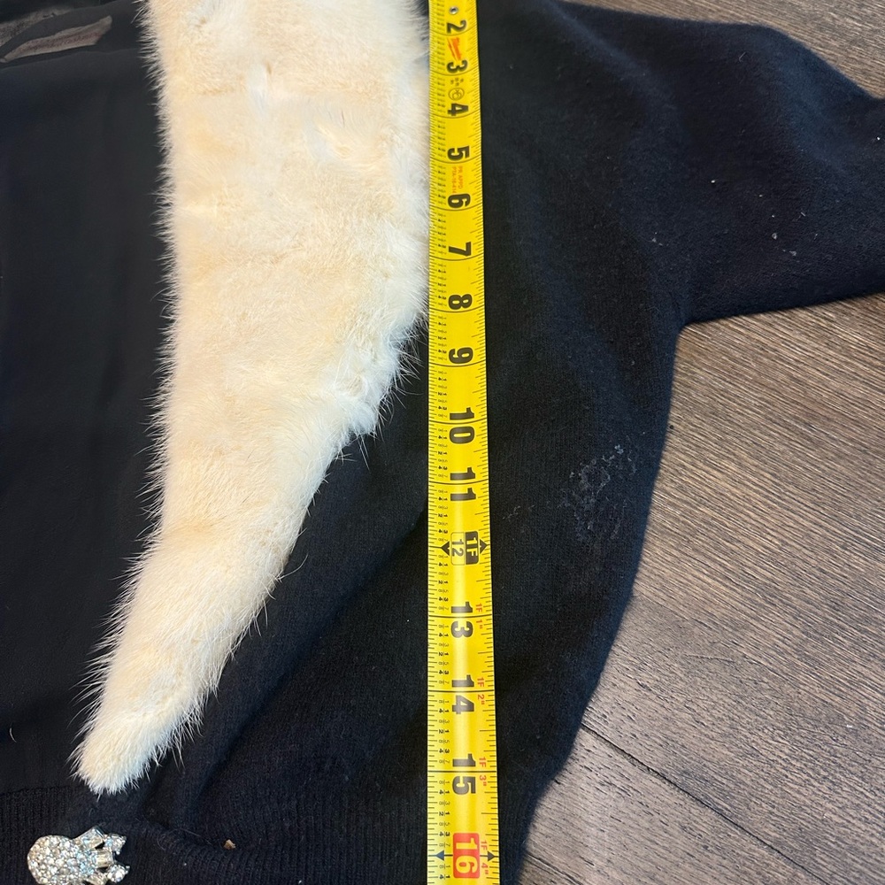 Elegant Black Cardigan with Cream Collar - Picture 10 of 10